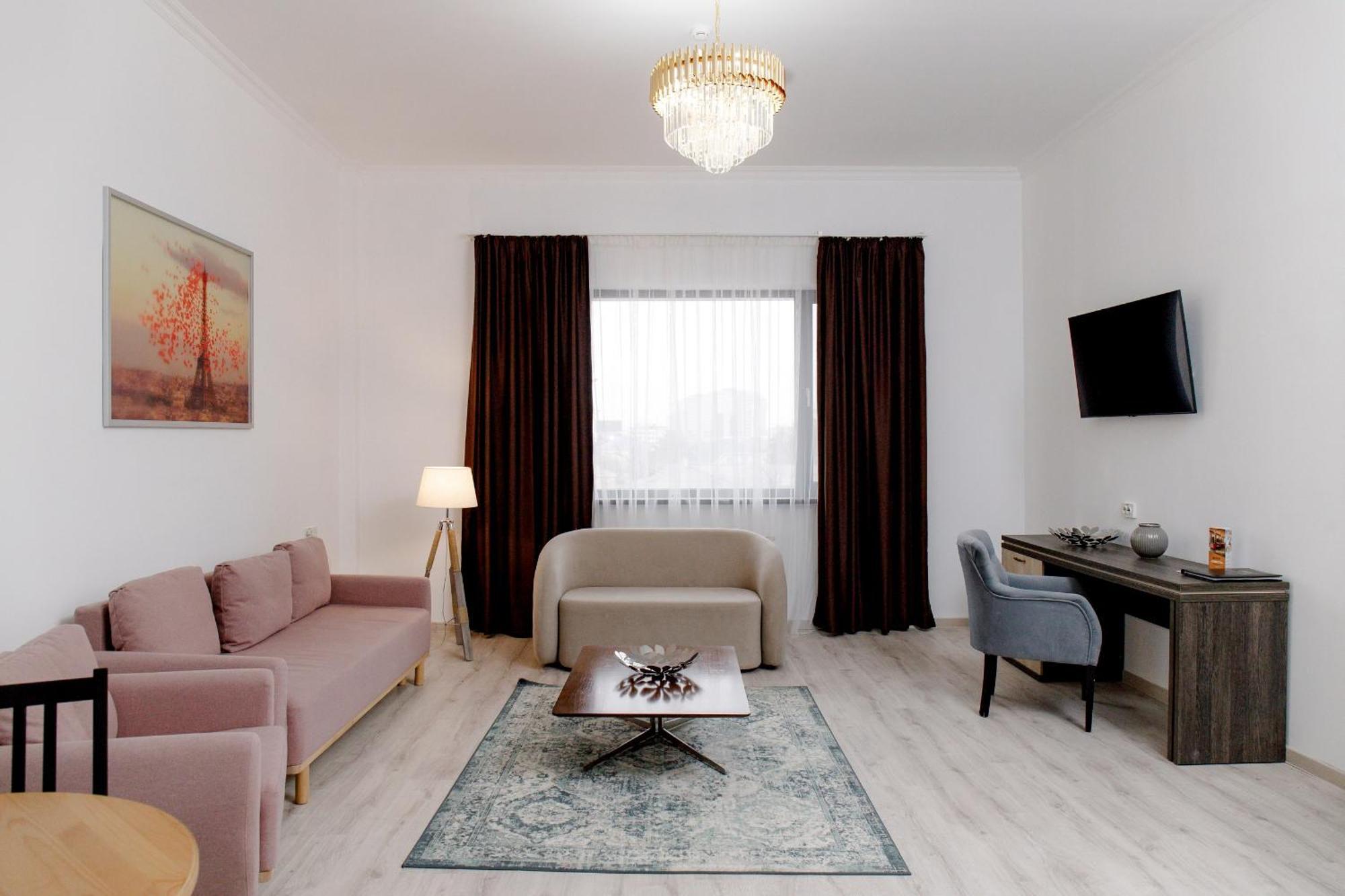 Infinity Plaza Block 1 Hotel Atyrau Bagian luar foto