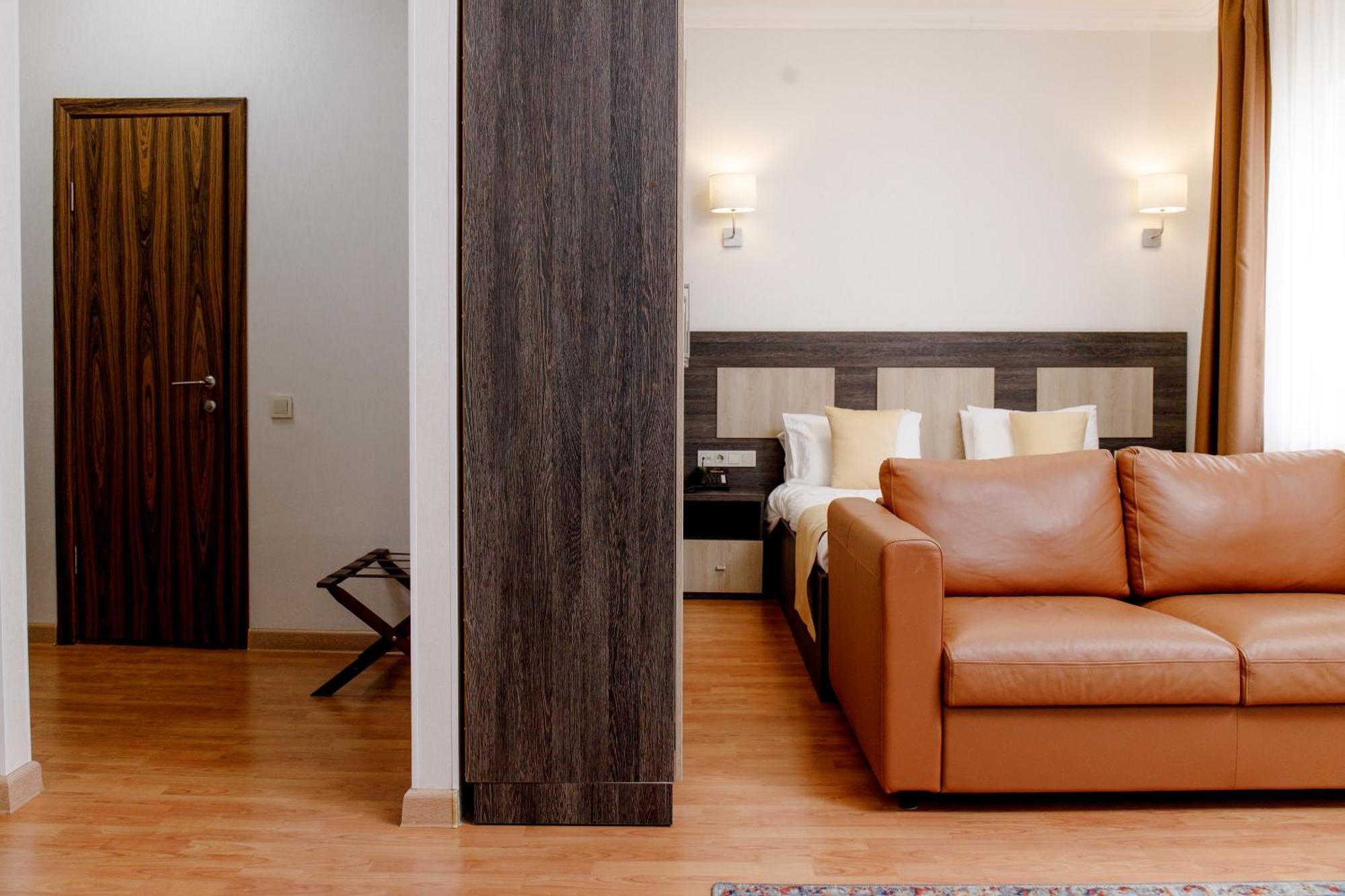 Infinity Plaza Block 1 Hotel Atyrau Bagian luar foto