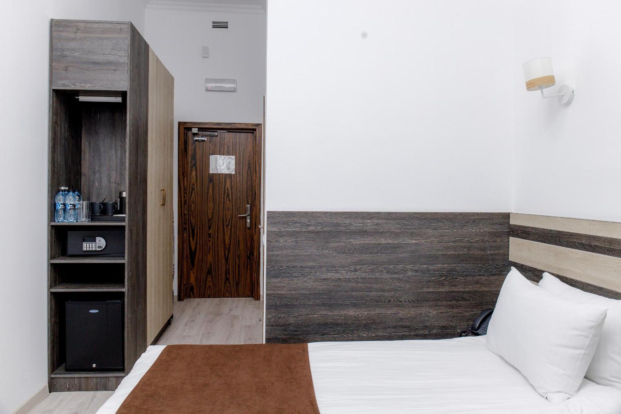 Infinity Plaza Block 1 Hotel Atyrau Bagian luar foto