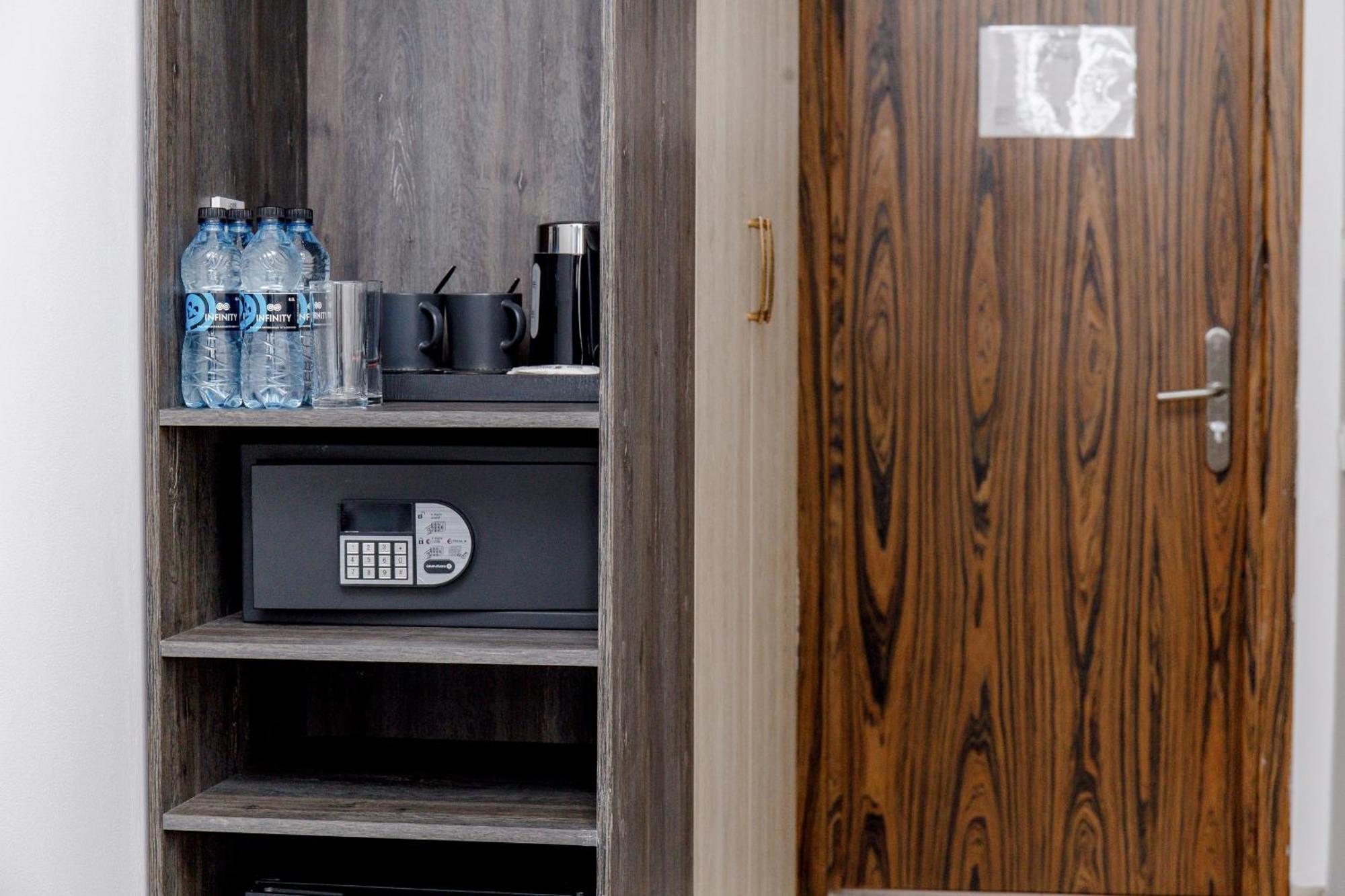 Infinity Plaza Block 1 Hotel Atyrau Bagian luar foto